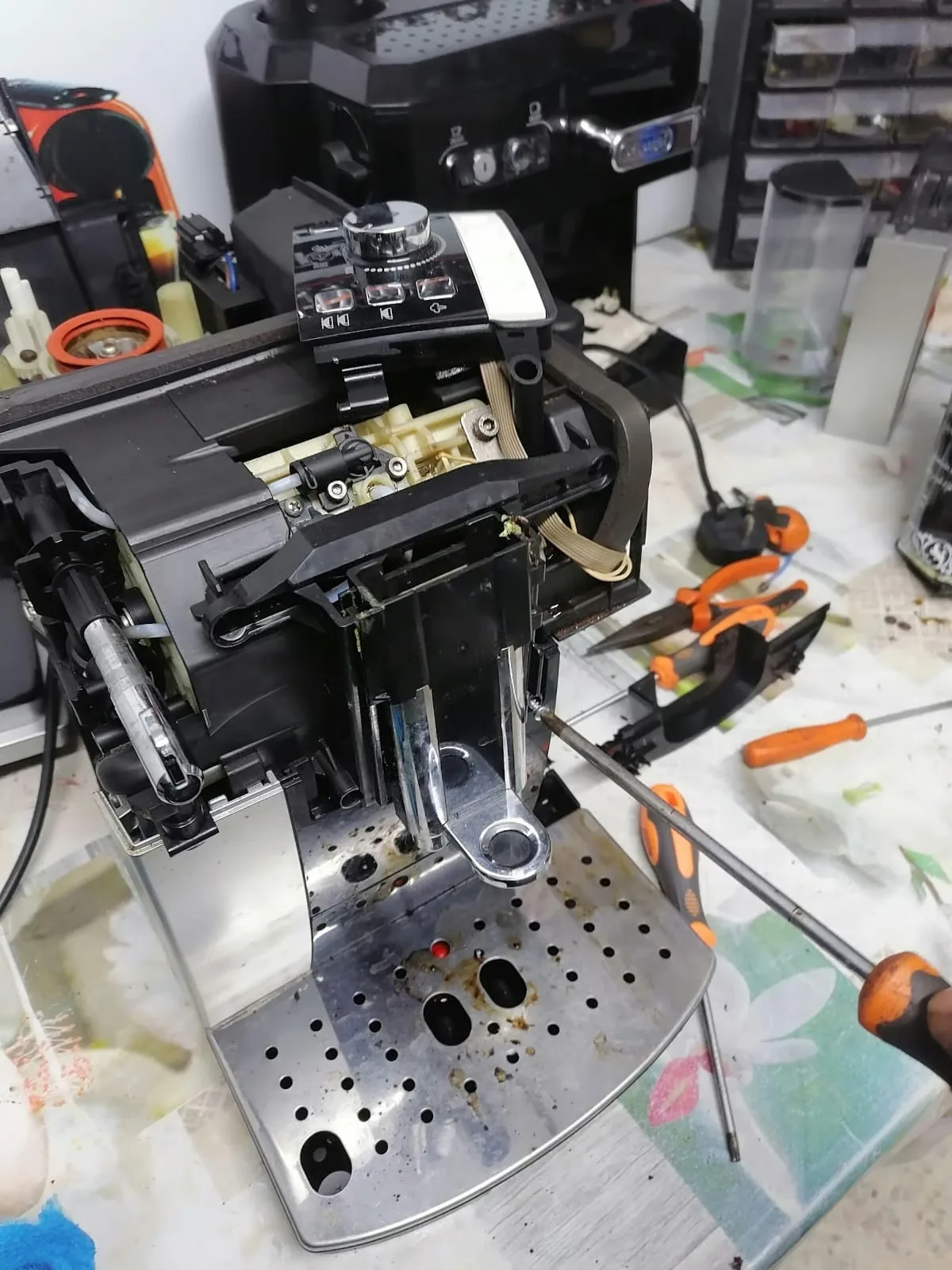 Machines à café Nespresso et De’Longhi en cours de réparation dans l’atelier