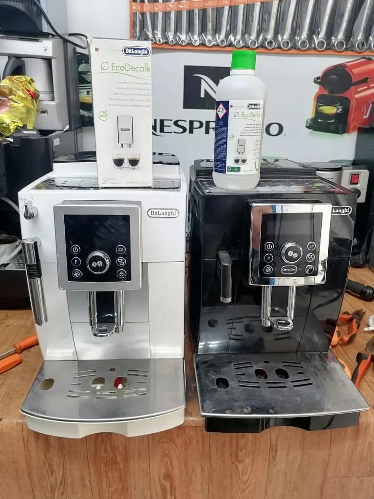 Deux machines De’Longhi avec produits d’entretien et de détartrage