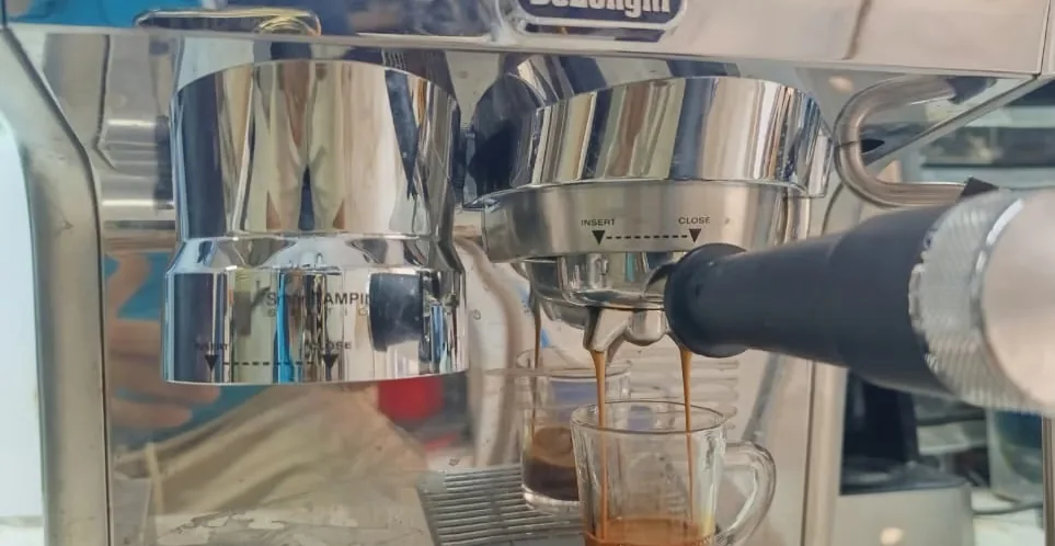 Extraction d’un expresso sur une machine chromée