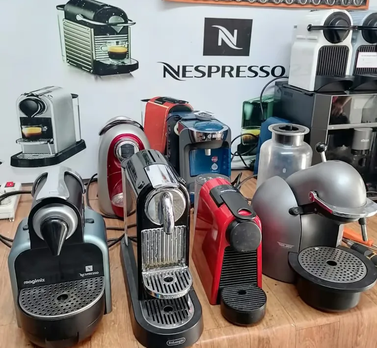 Machines à café Nespresso réparées, alignées dans l’atelier