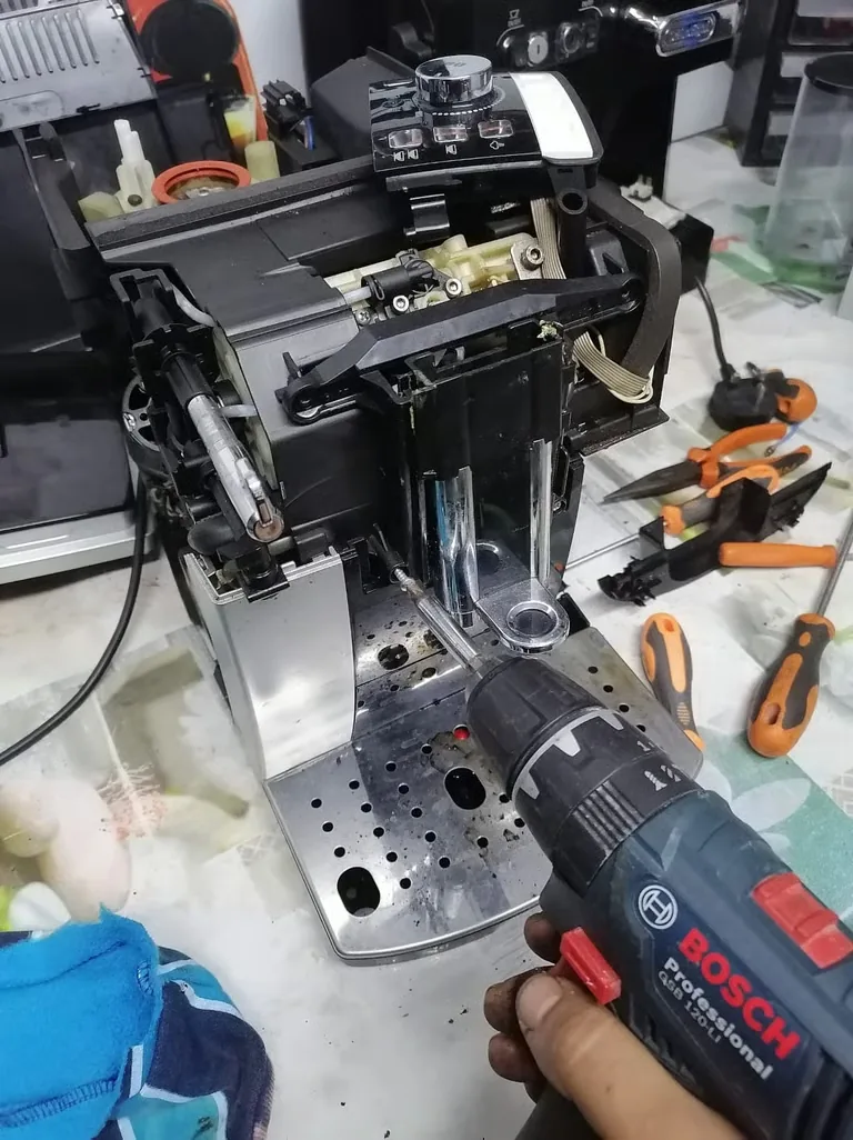 Démontage d’une machine à café pour remplacement de pièces