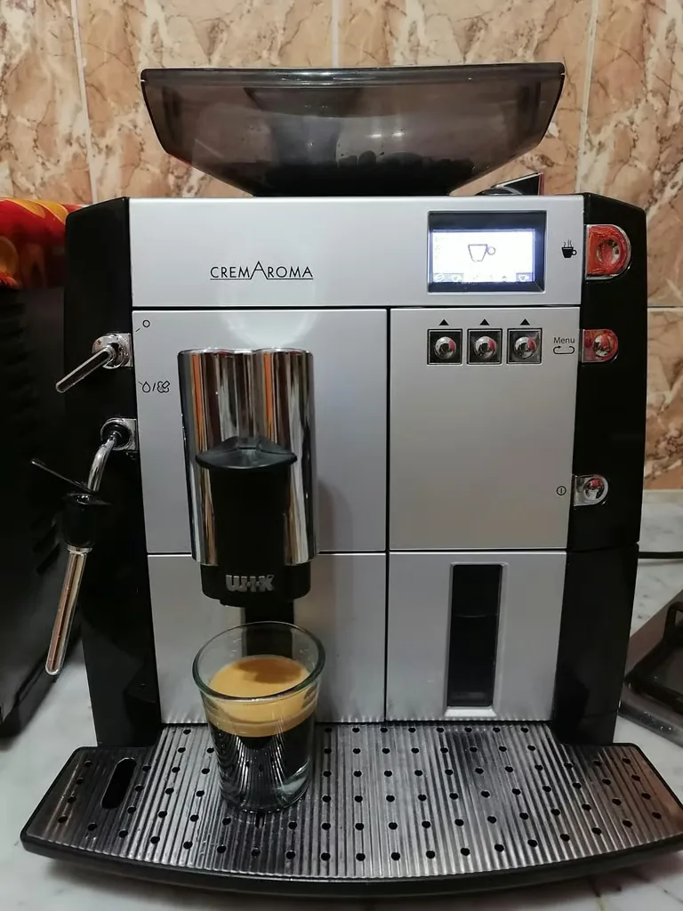 Machine à café à broyeur réparée, prête à servir un expresso