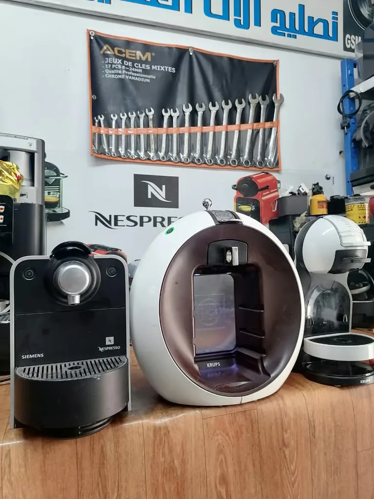 Machines à café Nespresso en atelier, préparées pour un contrat de maintenance